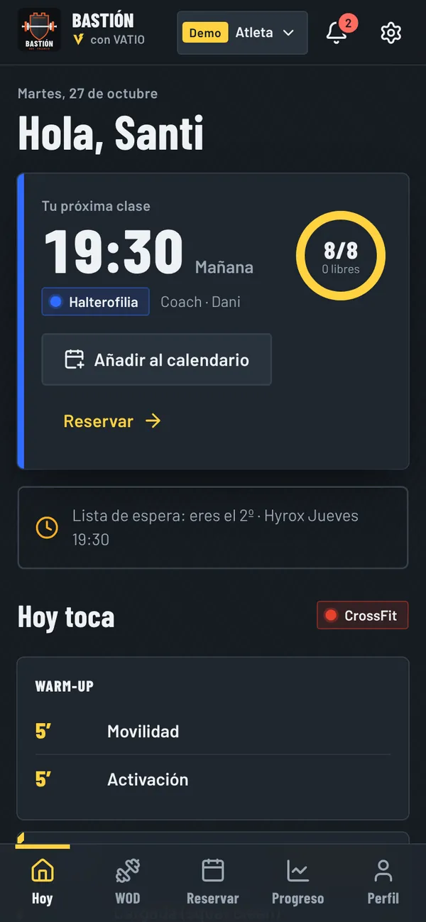 App del atleta en VATIUM: pantalla Hoy con la próxima clase a las 19:30, plazas ocupadas 8 de 8 y el WOD del día.